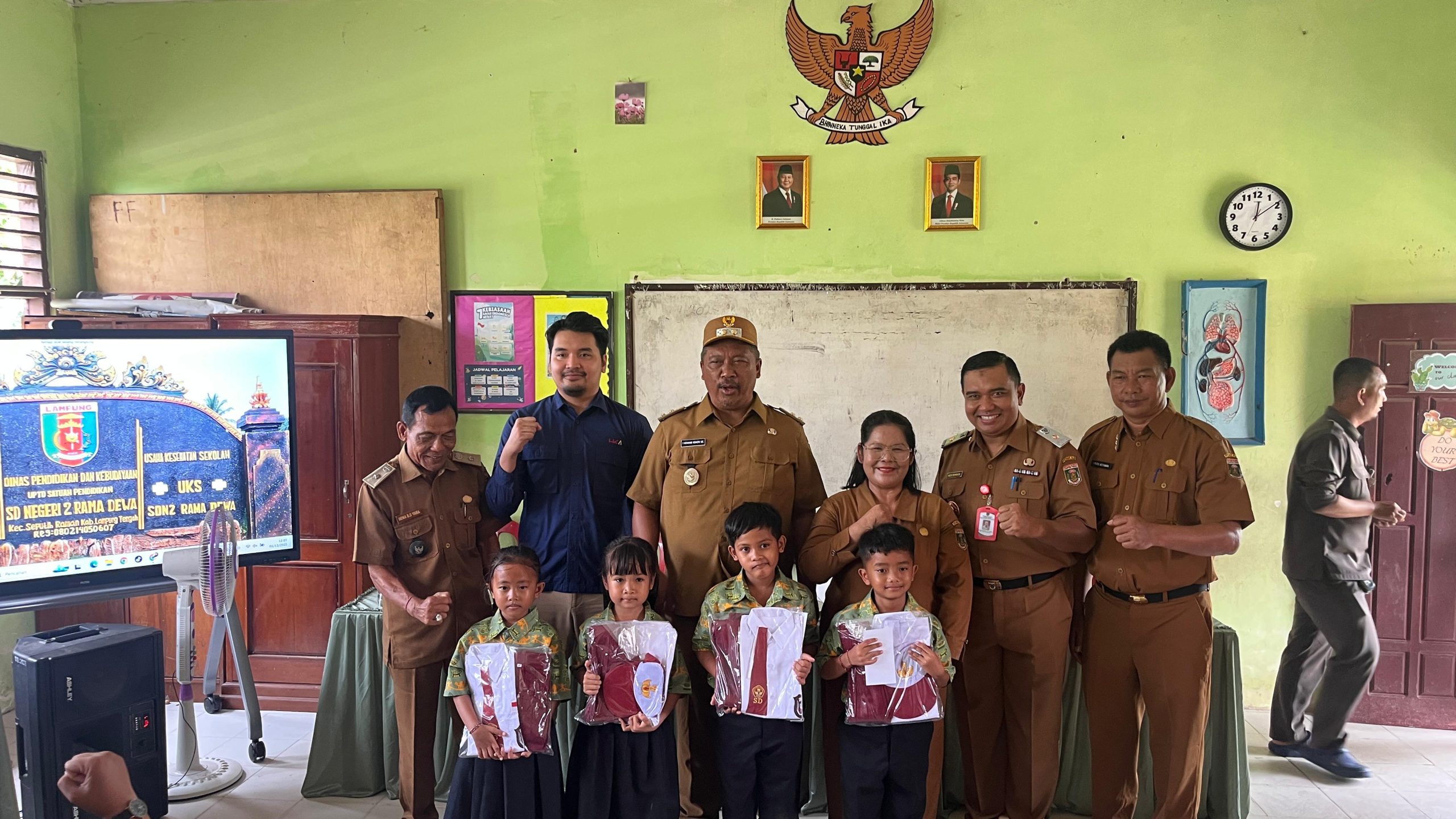 Tol Bakter Bersama Pemda Bagikan Paket Seragam dan Sembako di Lampung Tengah
