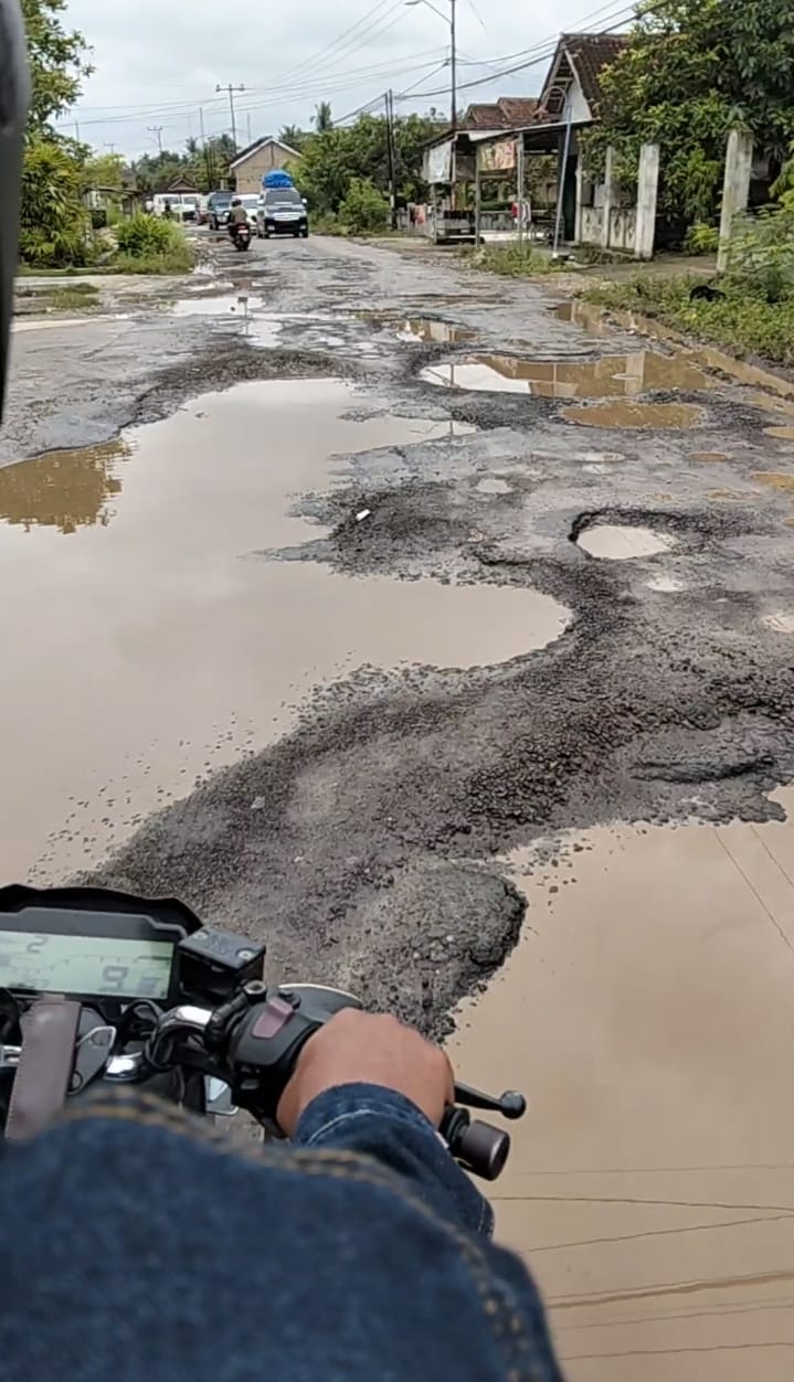 Jalan Provinsi Way Khilau-Kedondong Rusak Parah, BMBK Lampung Dikabarkan Turun Lakukan Pengecekan