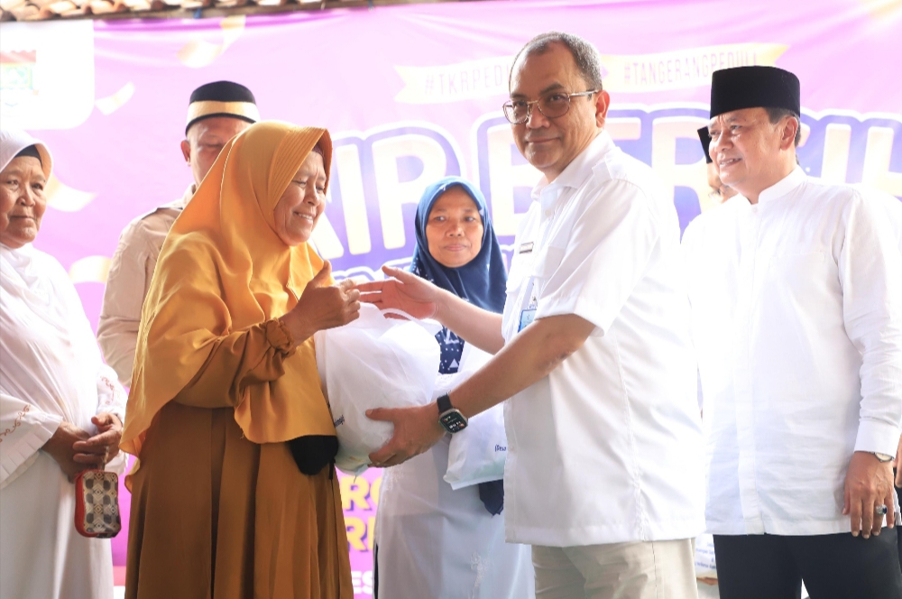 PERUMDAM TKR Salurkan Pipa Air Bersih Gratis bagi Warga Terdampak TPA Jatiwaringin