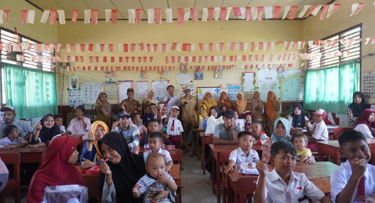 Tol Bakter-Pemkab Lamsel Salurkan Bantuan Paket Seragam SD dan Sembako di Candipuro