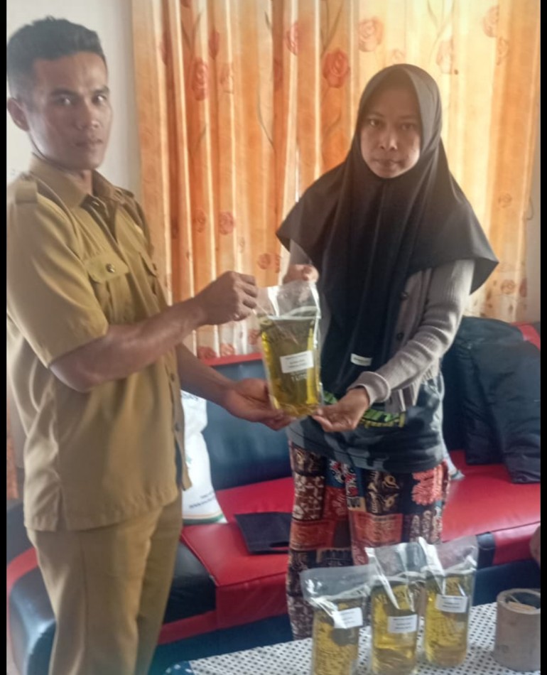 Pemdes Pamulihan Salurkan Bantuan Sembako untuk Ringankan Beban Warga Kurang Mampu