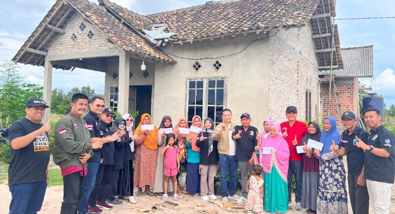 Angin Kencang Terjang Candipuro, PI-One Chapter Krakatau Turun Tangan Salurkan Bantuan