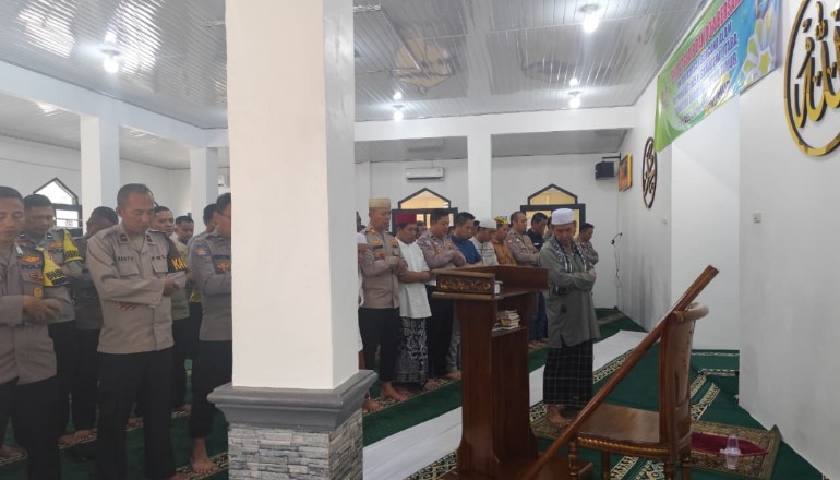 Polres Lampung Timur Laksanakan Salat Ghaib bagi Korban Banjir dan Longsor di Sumatera