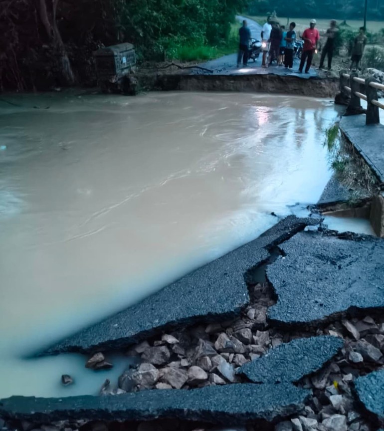Jembatan Kali Nughik di Gunung Katun Tanjungan Ambruk Akibat Curah Hujan Tinggi