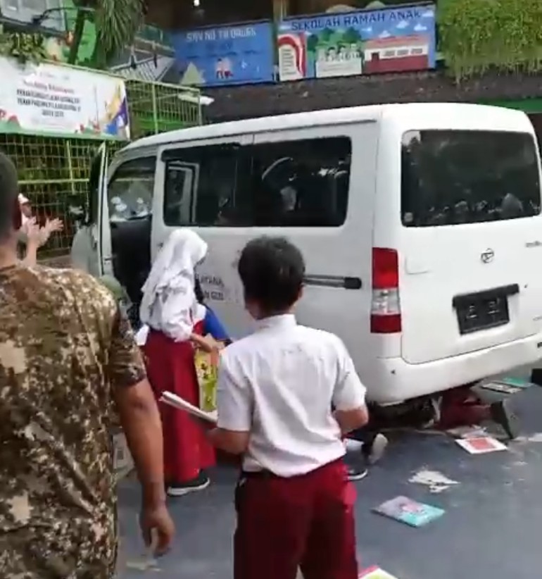 Mobil Pengangkut MBG Terobos Pagar, Tabrak Puluhan Siswa dan Guru di SDN 01 Kalibaru