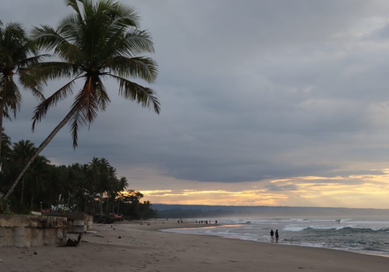 Pantai Mandiri Pesisir Barat, Menyaksikan Sunrise dan Sunset dalam Satu Lokasi