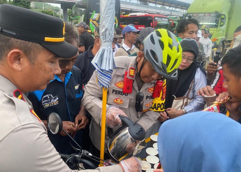 ‘Ngupi Pai Puakhi’: Cara Unik Polisi Pelabuhan Bakauheni, Sapa Penumpang Kapal