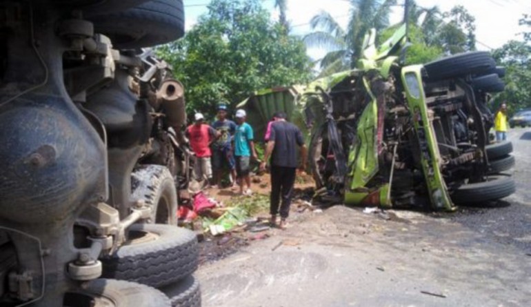 Rem Blong Fuso Seruduk Truk Parkir di Jalinsum Sebalang Tiga Orang Tewas