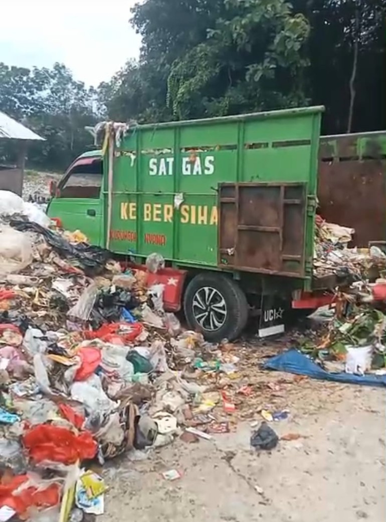 TPA Taman Sari Overload, Mobil Sampah Nyungsep dan Warga Pesawaran Resah