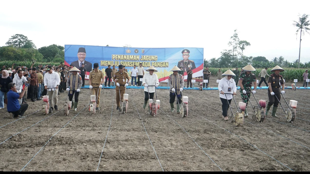 Wakapolri Dampingi Menko Bidang Pangan Tanam Jagung di Sekolah Milik Zulkifli Hasan