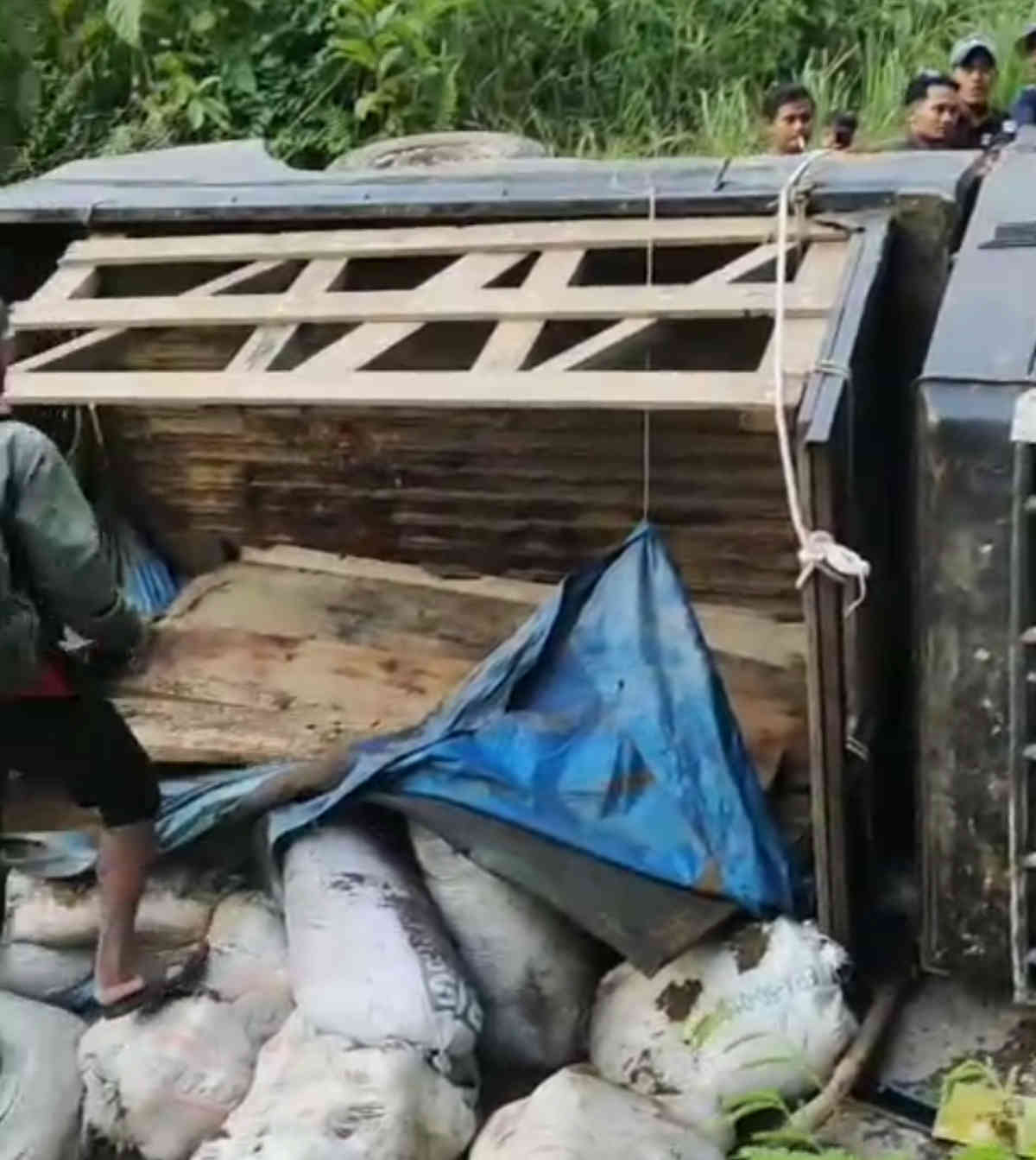 Dugaan Tambang Batubara Ilegal di Klumbayan Terbongkar Usai Pickup Terguling, Aktivitas Angkutan Tetap Berjalan
