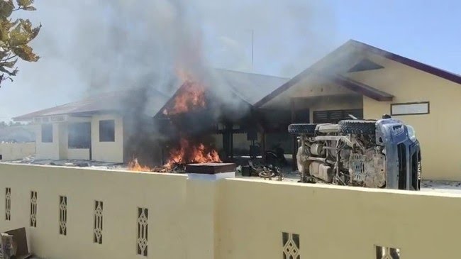 Kesal Polisi Bebaskan Pengedar Narkoba Warga Ngamuk Bakar Polsek Batang Gadis