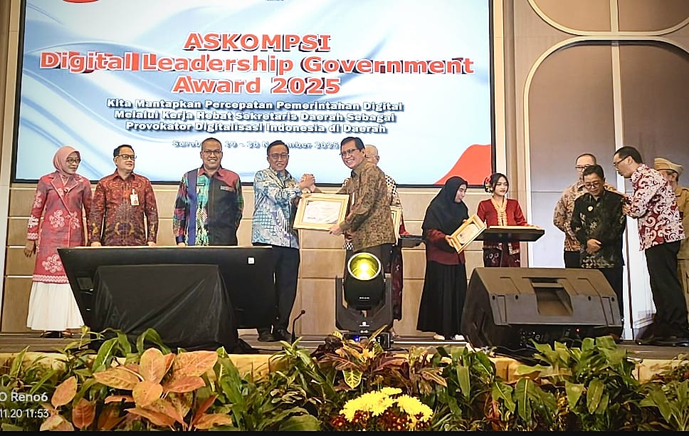 Sekdaprov Lampung Raih Penghargaan Sekda Terbaik Kategori Vision Pada ASKOMSI Digital Leadership Government Award 2025