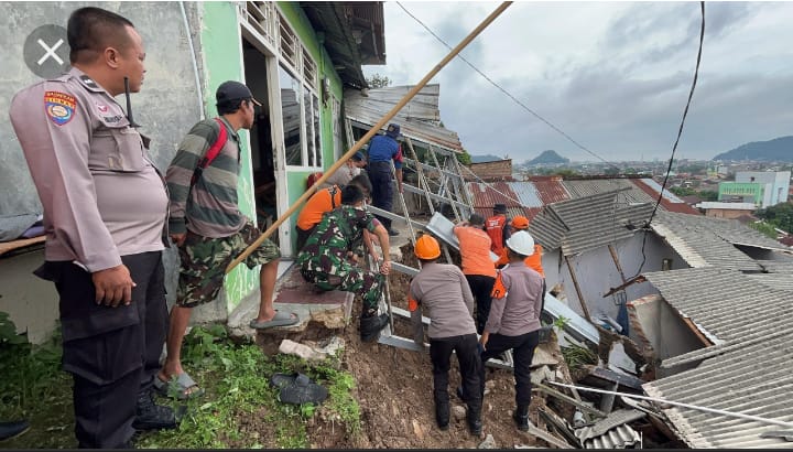 Setelah Pohon Besar Tumbang Kini Longsor, Bencana di Balik “City View” Alih Fungsi Lahan Bukit Randu Ancam Keselamatan Warga