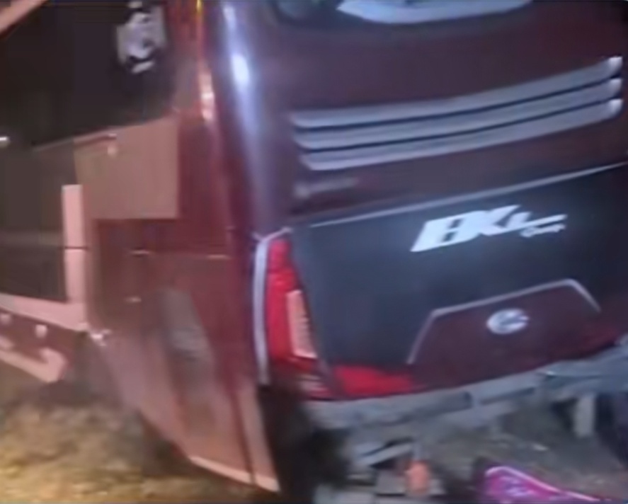 Pulang dari Pantai Rio, Bus Wisatawan Palembang Terjebak Lumpur di Hutan Sidomulyo Penumpang Kelaparan hingga Ada Ibu Hamil