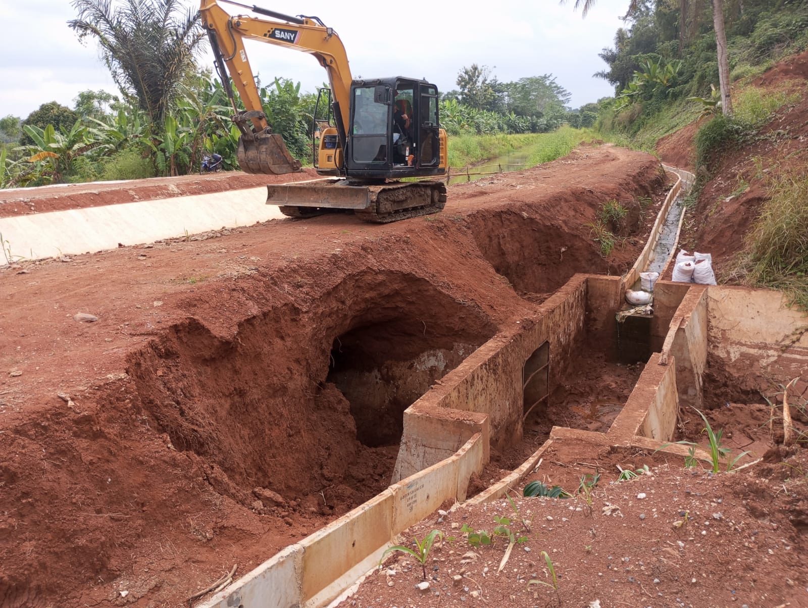 Intensitas Hujan Tinggi, Gorong-Gorong Irigasi Way Bumi Agung Tersumbat Sedimen; Tim Teknis Pastikan Struktur Aman