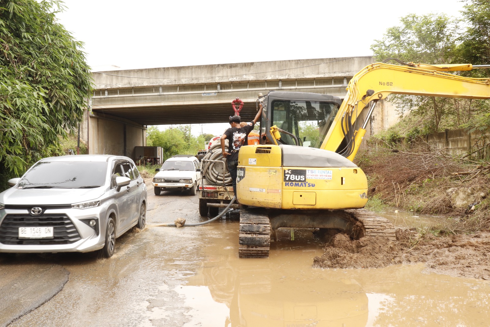 HKA dan BTB Bantu Normalisasi Irigasi Bantu Atasi Genangan Air di Jalan Lampung Tengah