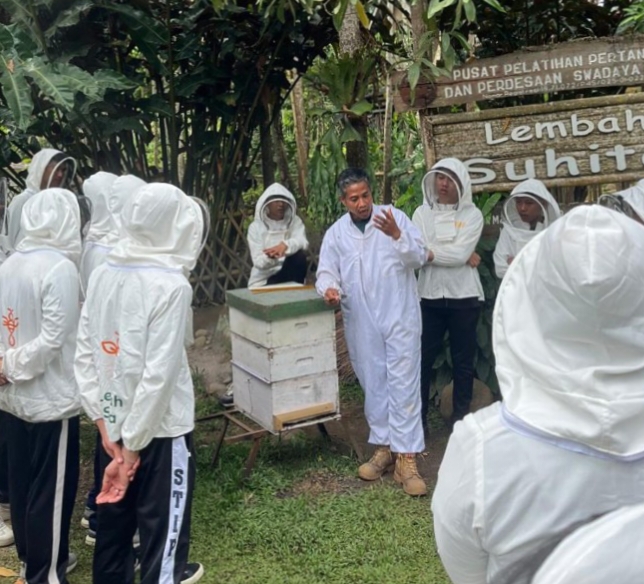 Belajar Bisnis Langsung dari Alam, Prodi Administrasi Bisnis UBL Gelar Kunjungan Industri “Bee to Business”