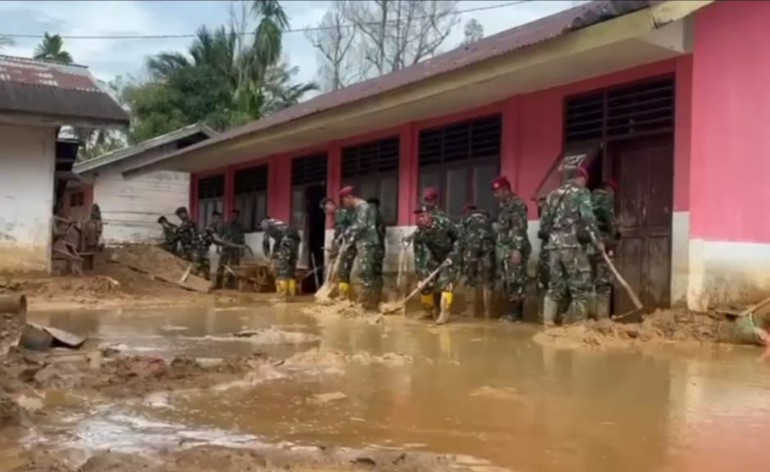 Bahu Membahu Pulihkan Sekolah, Prajurit TNI AL Bersihkan Lumpur di Tukka Tapanuli Tengah