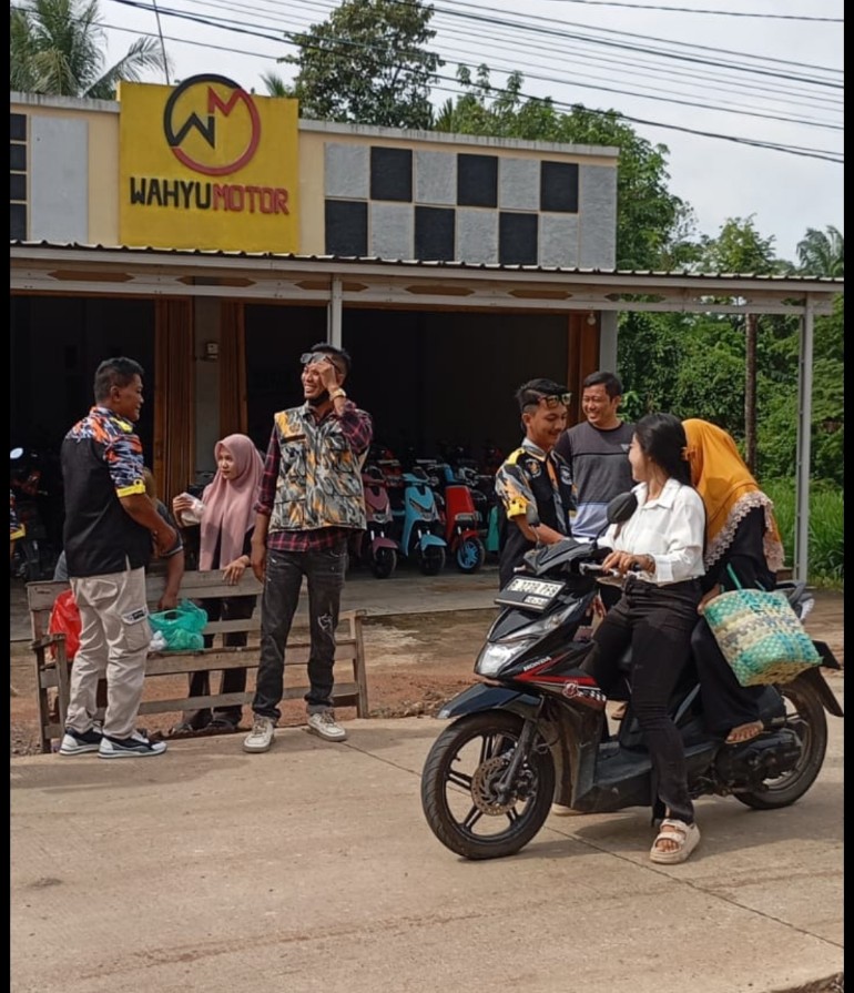 Kolaborasi Wahyu Motor dan LSM GMBI KSM Way Sulan Bagikan Kebahagiaan di Hari Jumat Berkah
