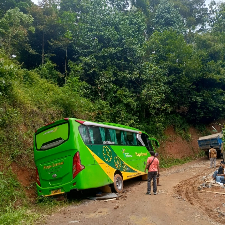 Proyek Irigasi Tak Beres, Bus Mahasiswa KKN ITERA Terperosok ke Parit di Kemiling