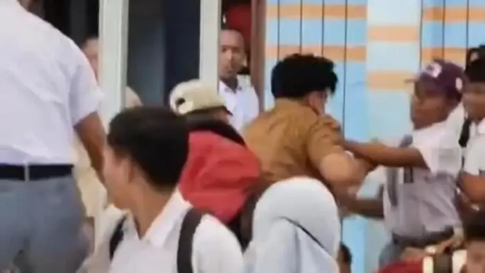 Diduga Hina Siswa dengan Sebutan ‘Miskin’, Oknum Guru di SMKN 3 Tanjung Jabung Timur Dikeroyok Murid