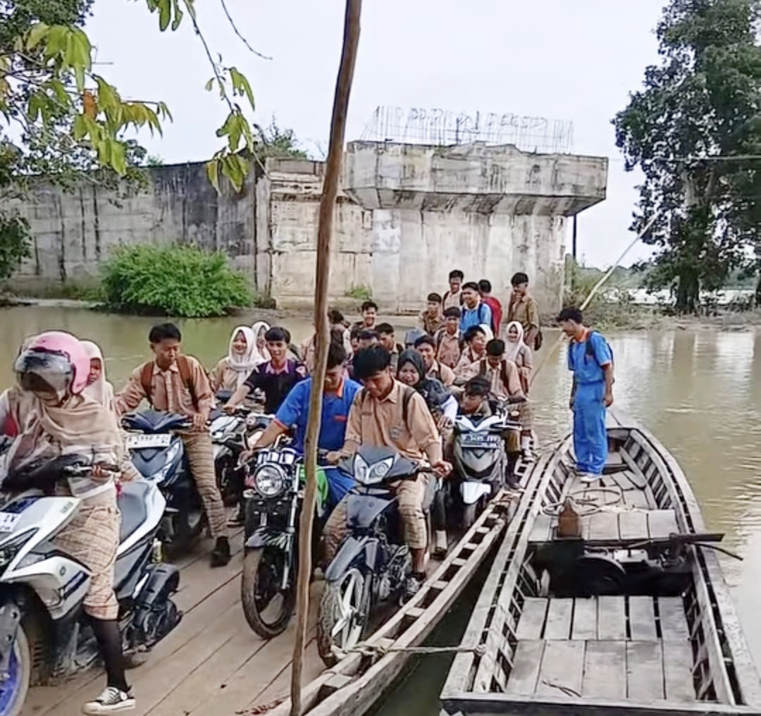 Di Antara Reruntuhan Korupsi Rp18 Miliar dan Harapan Merah Putih di Sungai Way Bungur