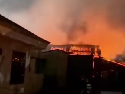 Rumah Agen Gas di Labuhan Ratu Terbakar Hebat, Satu Orang Dilarikan ke Rumah Sakit