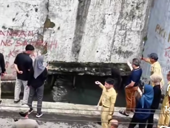 Eva Dwiana Bongkar Skandal Drainase Villa Citra: Rumah Mewah Berdiri di Atas Kali