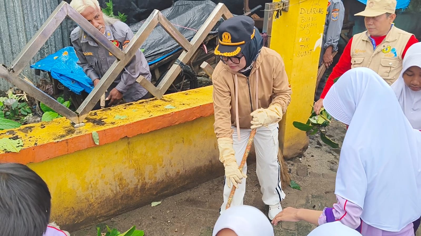 Ria Ayam Turun Bersih-bersih Pasar dan Drainase, Sentil Pejabat yang Hanya Pandai Bicara