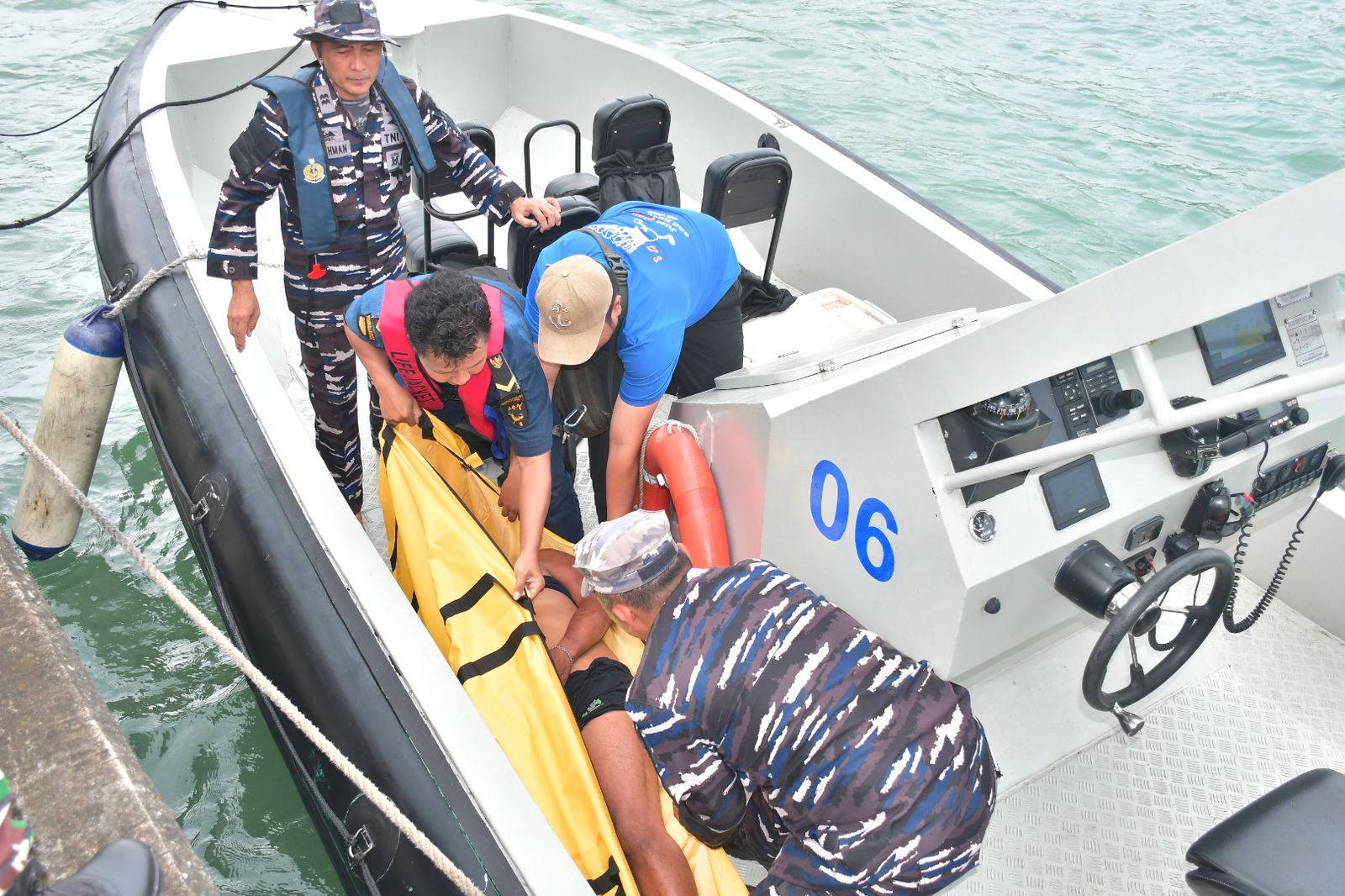 Lanal Banten Evakuasi Korban Kebakaran KM Inti Marina 7 di Selat Sunda, 1 Tewas dan 2 Hilang