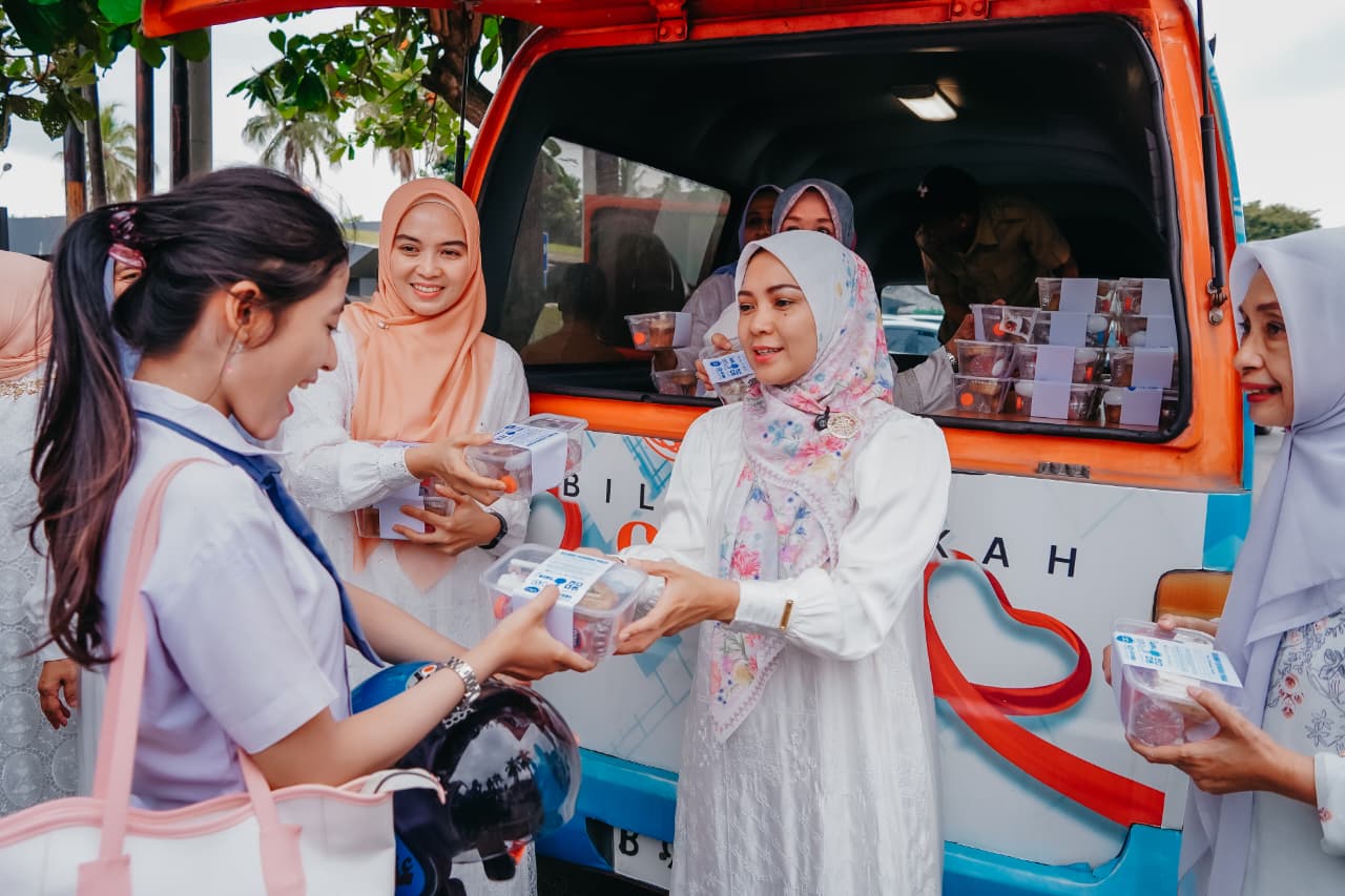 TP-PKK dan DWP Provinsi Lampung Bagikan Ratusan Takjil untuk Masyarakat