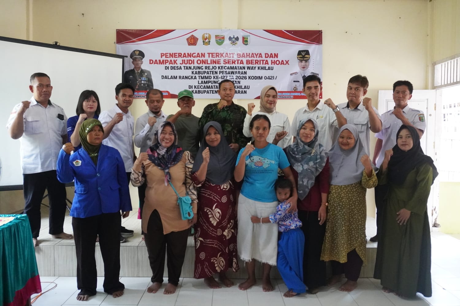 Diskominfosan Pesawaran Sosialisasi Bahaya Judol dan Hoaks di TMMD ke-127