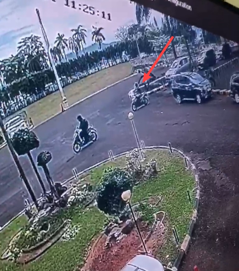 Terekam CCTV, Maling Garap Motor Wartawan di Depan Balai Keratun