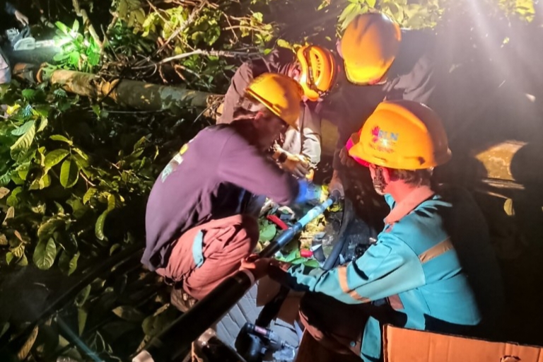 Jalur Nasional Liwa-Krui Lumpuh Akibat Hujan Badai, Rumah Warga Rusak dan Listrik Pesibar Padam Total