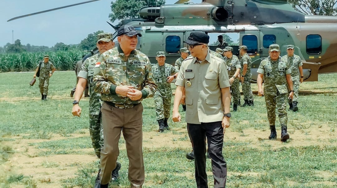 Gubernur Mirza Dampingi Menhan Tinjau Fasilitas Markas Komando Batalyon Infanteri  TP 848/Satya Pandya Cakti Anak Tuha
