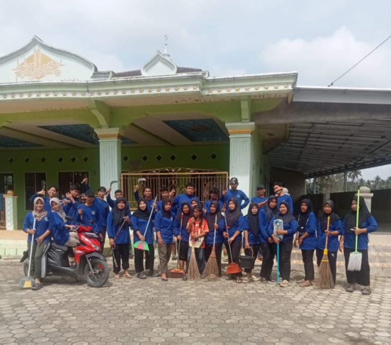 Sambut Ramadan, SPPG Sumber Agung Bersih-bersih Masjid dan Bantu Perlengkapan Ibadah