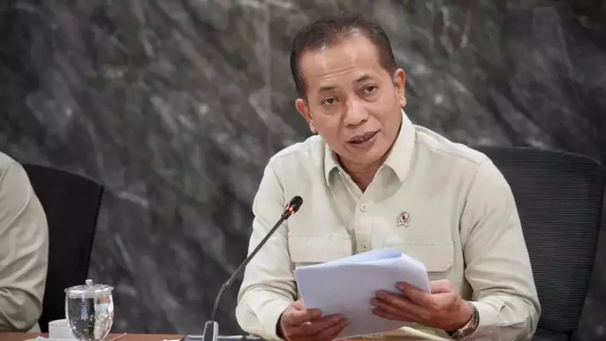 Menteri Koperasi Ferry Juliantoro Minta Alfamart & Indomaret Setop Ekspansi ke Desa demi KopDes Merah Putih