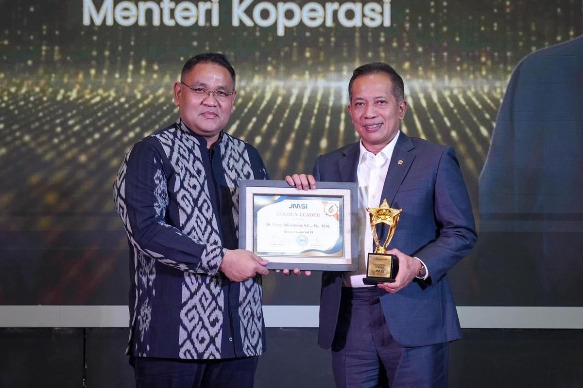 Menteri Koperasi Ferry Juliantono Terima Golden Leader Award dari JMSI