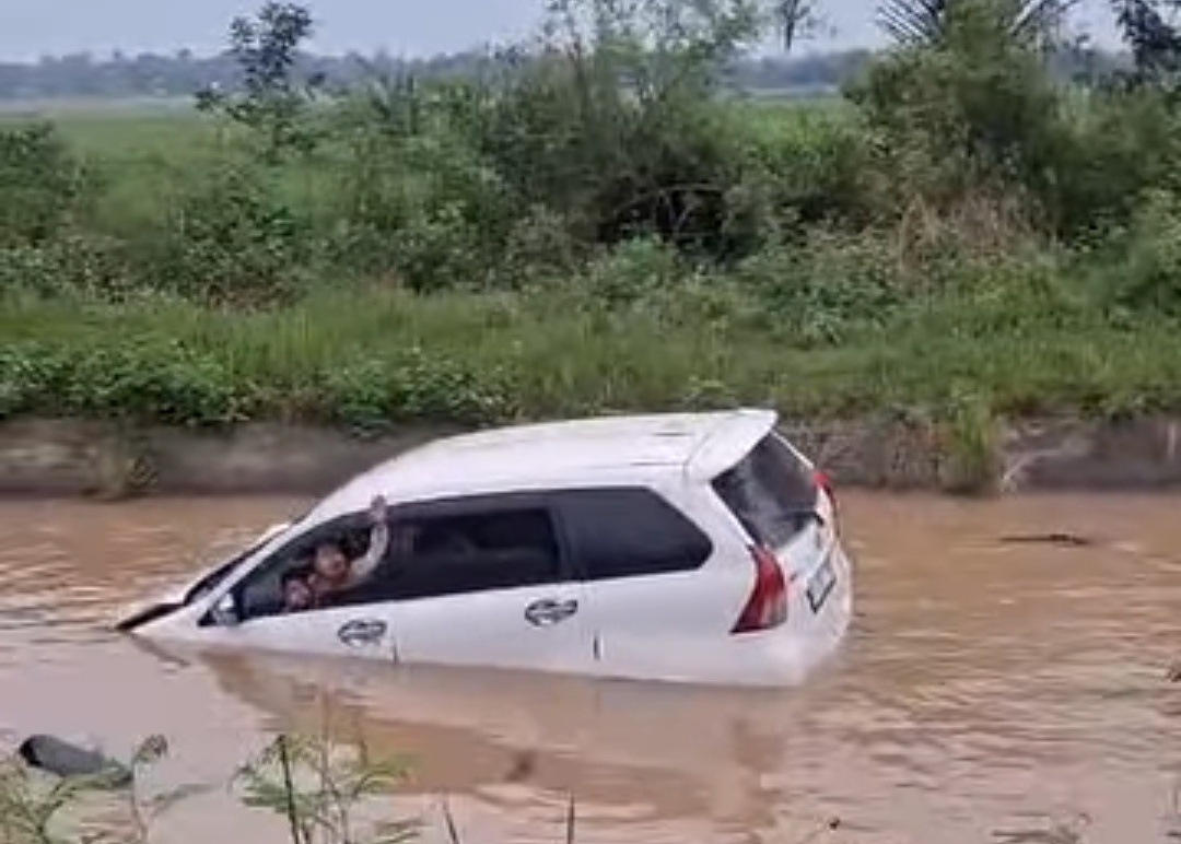Detik Detik Mencekam: Viral Mobil Keluarga Muda Terjun dan Terseret Arus Irigasi Batanghari Saat Ngabuburit