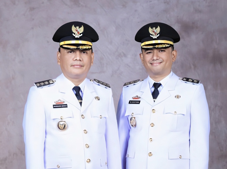 Kota Metro Jalan di Tempat: “Sepi Ing Gawe Rame Ing Baliho”