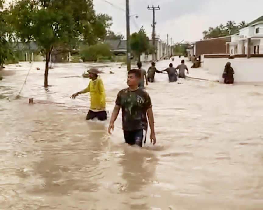 Jati Agung ‘Tenggelam’, 444 Rumah Terendam Banjir dan Satu Bocah Tewas Terseret Arus
