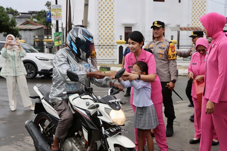 Polres Pringsewu Konsisten Berbagi Takjil, Kapolres Turun Langsung Pimpin Kegiatan