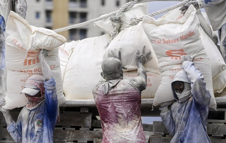 Di Balik Debu Pelabuhan Panjang, Saat Peluh Menguji Iman