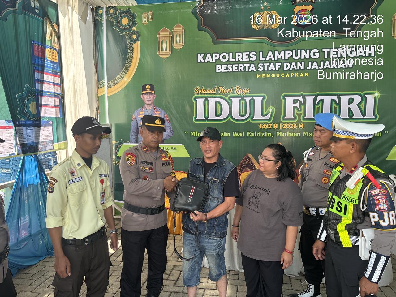 Jujur, Petugas Tol Bakter Kembalikan Tas Pemudik Berisi Uang Rp23 Juta yang Tertinggal