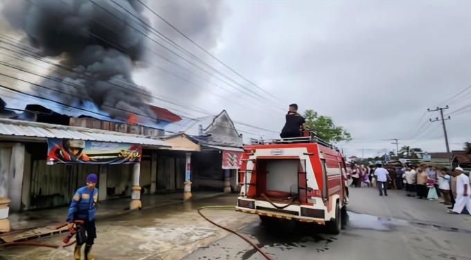 Duka di Pagi Kemenangan: Saat Takbir Masih Berkumandang, Ruko Hj. Hanifah Ludes Terbakar