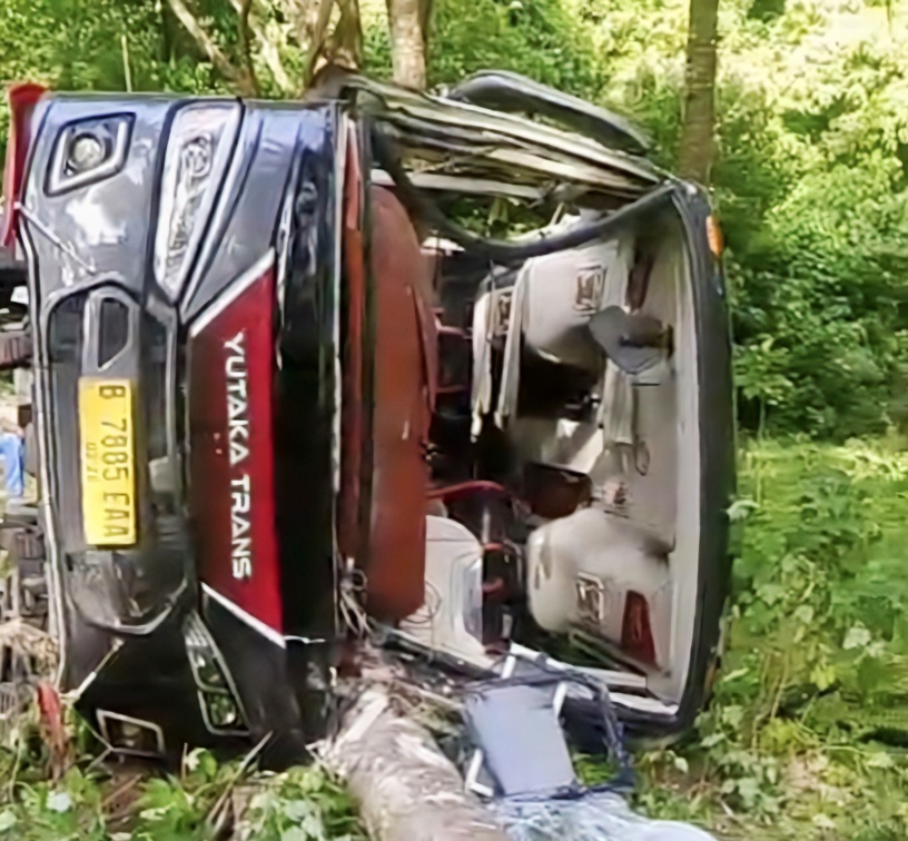 Rem Blong di Tanjakan Cariang, Mikrobus Wisatawan Terperosok ke Jurang