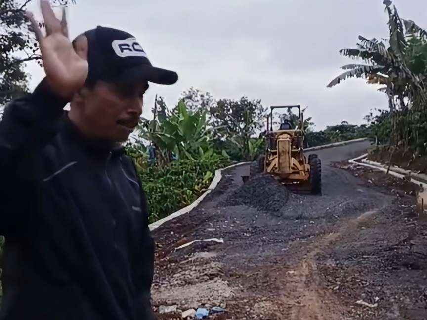Proyek Jalan Lingkar Sukamenanti Senilai Rp2,5 Miliar Disoal, Warga: Dikerjakan Asal Jadi
