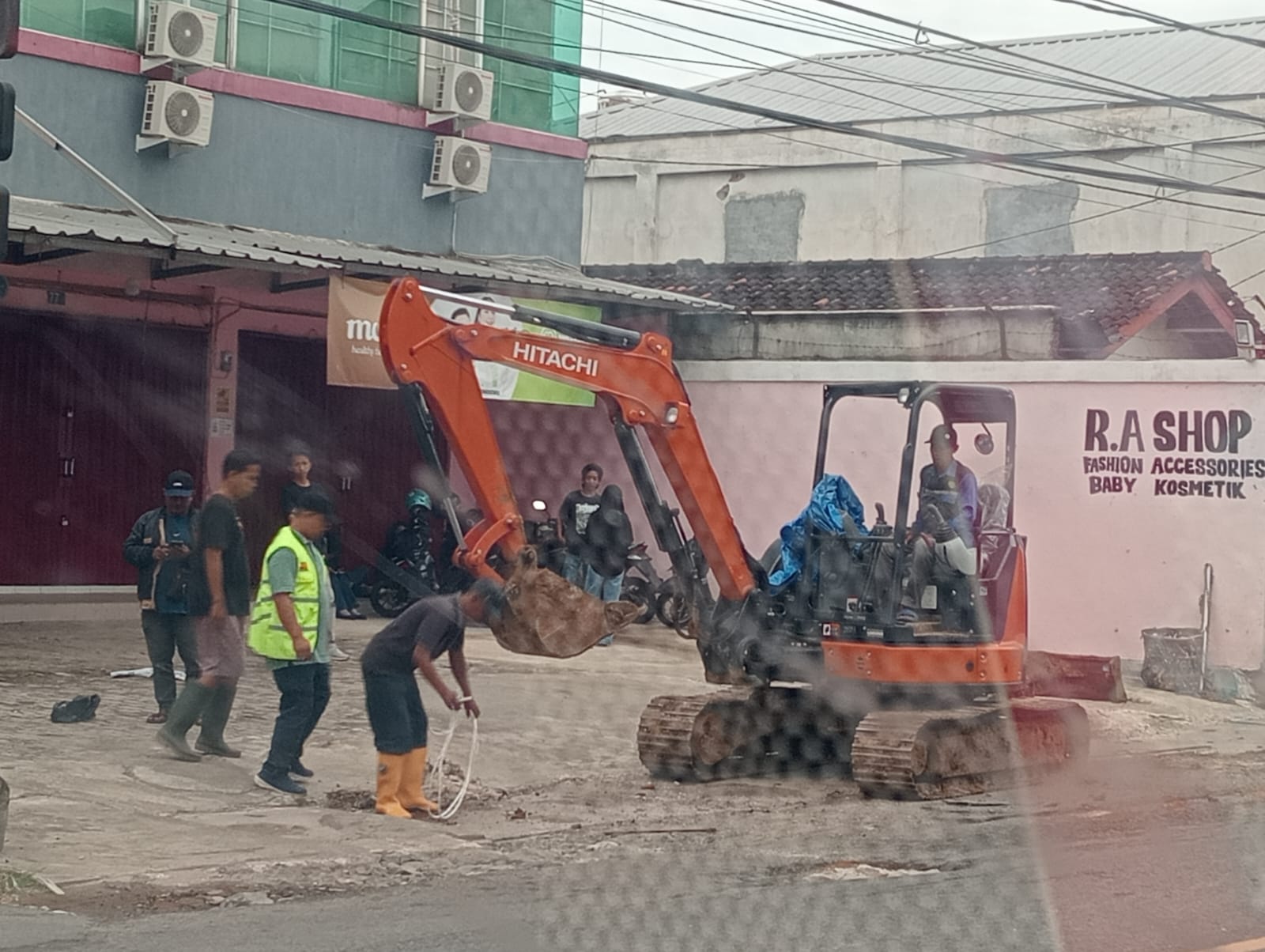 Pasca Banjir, Bupati Turunkan Alat Berat Bersihkan Drainase di Pusat Kota Pringsewu