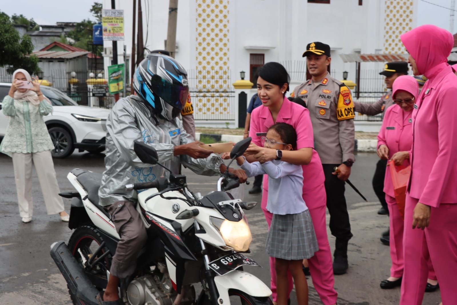 Kapolres Pringsewu Turun ke Jalan, Polres Konsisten Berbagi Takjil untuk Pengendara